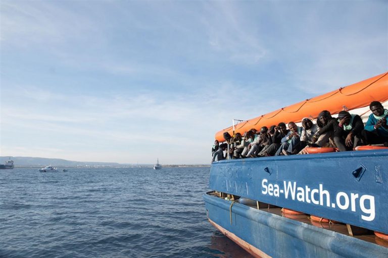 Migranti, dissequestrata la nave ong Sea Watch