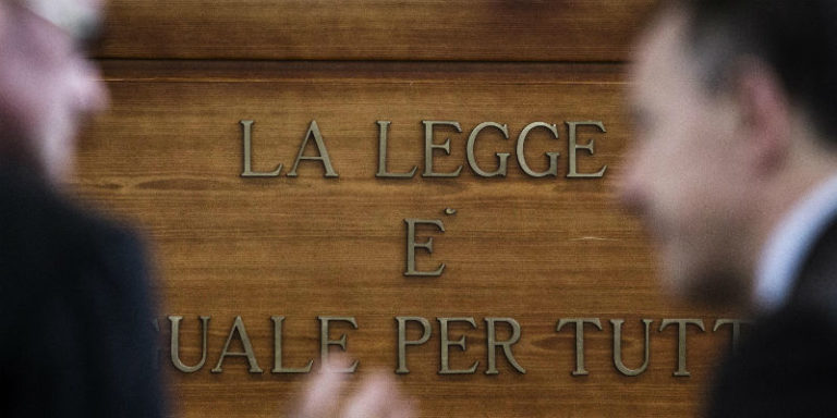 Decreto di espulsione illegittimo se notificato in pendenza del termine previsto per l’impugnazione del provvedimento di rigetto per manifesta infondatezza come richiedente asilo